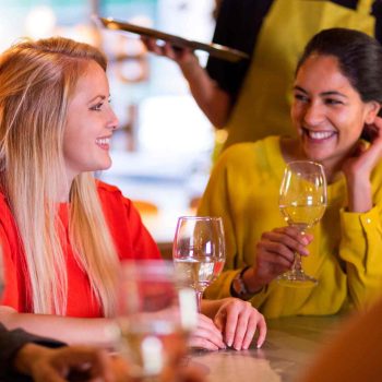 5 conseils pour réussir un afterwork en entreprise - femmes en discussion - Crior Traiteur Entreprise