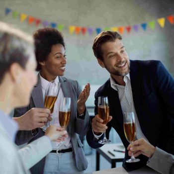 5 conseils pour réussir un afterwork en entreprise - équipe discutant un verre à la main - Crior Traiteur Entreprise